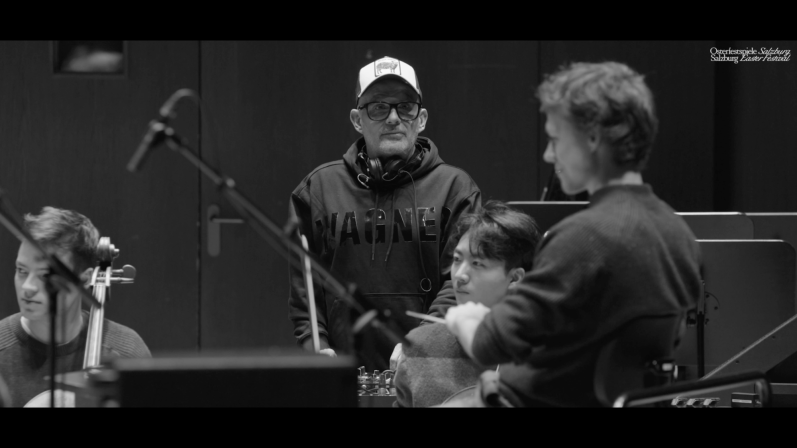 WESTBAM MEETS WAGNER (2022) Musiker arbeiten im Studio, Mikrofone sind aufgestellt, kreative Atmosphäre.